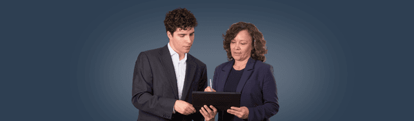 Dois consultores da CESPI a analisar um projeto num tablet